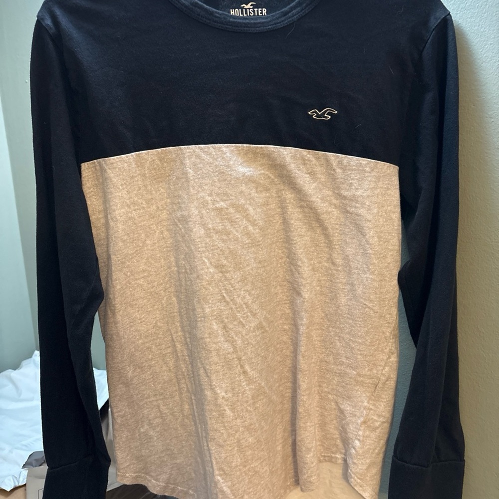 Hollister Women’s Two-Tone Black and Gray Long Sleeve Tee